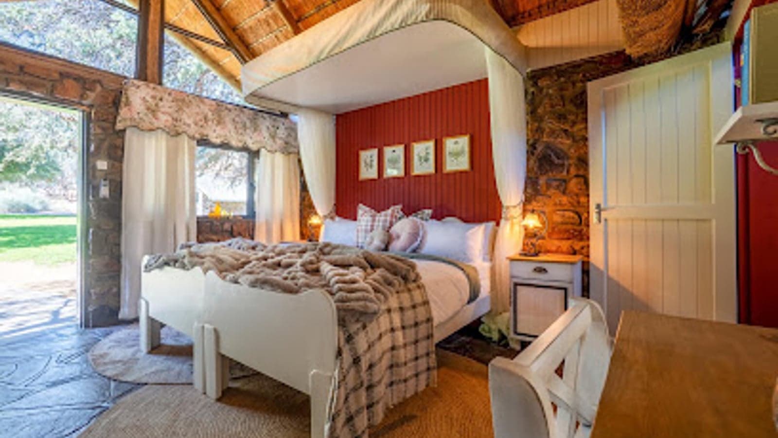 Ein Gästezimmer zwischen Granitfelsen erbaut, Canyon Lodge, Fish River Canyon