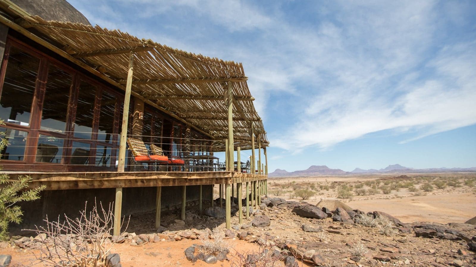 Een overdekte veranda met uitzicht op de vlaktes bij Doro Nawas Camp, Damaraland