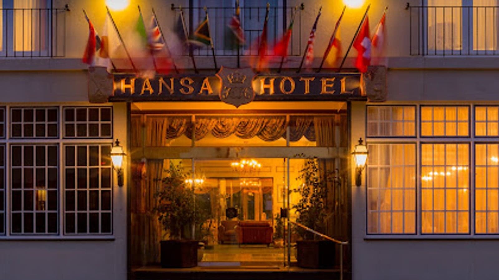 De historische entree van het Hansa Hotel, Swakopmund, verlicht bij schemering