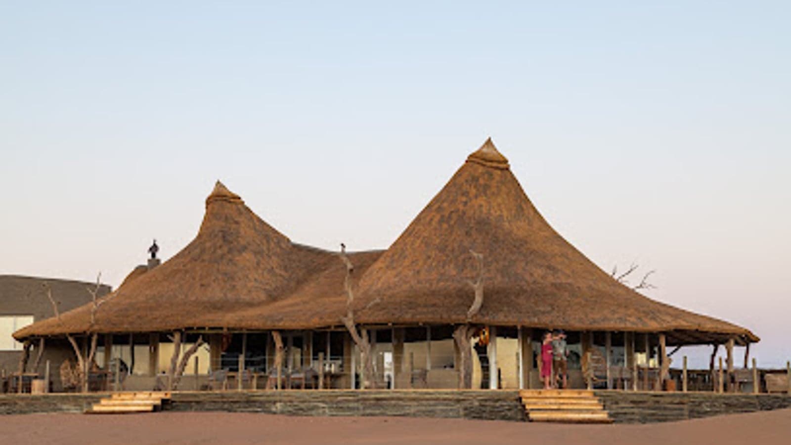 Reetgedeckte Chalets auf rotem Wüstenboden, Kulala Desert Lodge, Sossusvlei