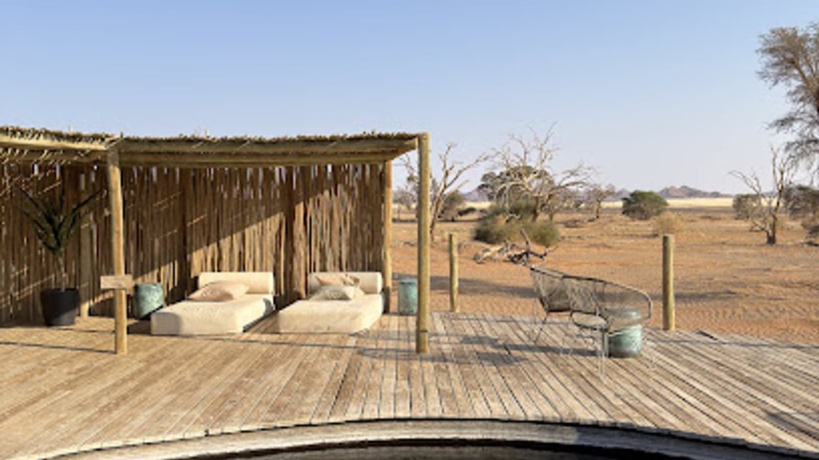 Eine schattige Terrasse mit Blick auf die Namib-Ebene, Little Kulala, Sossusvlei