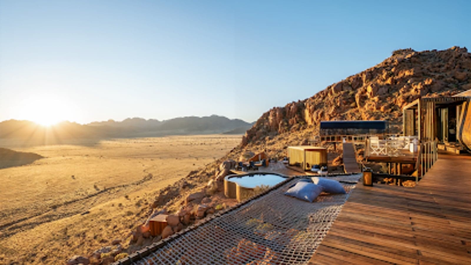 Eine private Terrasse mit Plunge Pool bei Sonnenaufgang, Luna Namib Collection, Sossusvlei