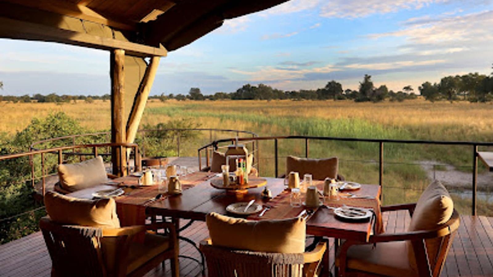 Ein Essbereich mit Blick über die Flussebene, Nkasa Lupala Tented Lodge