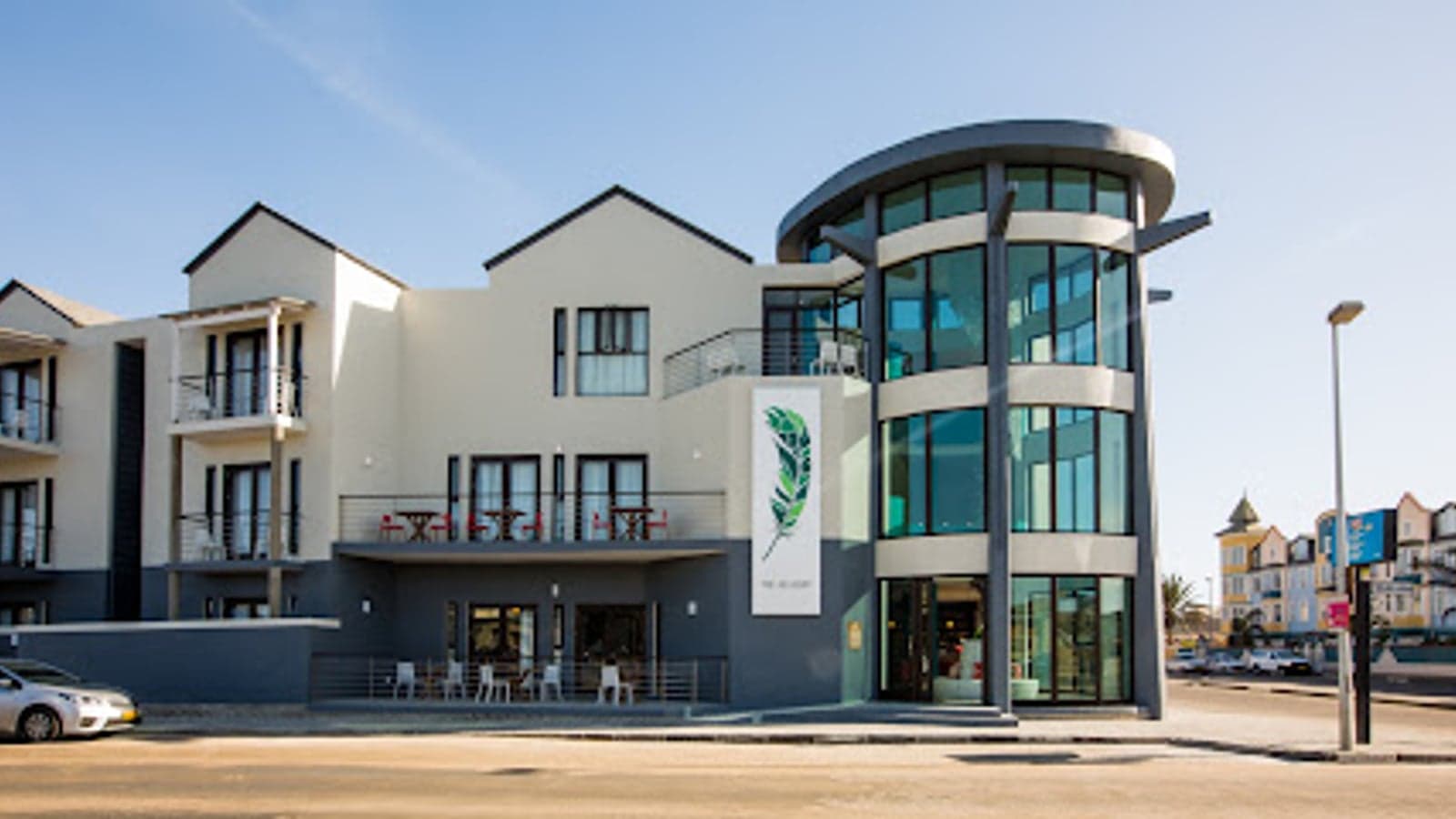 De eigentijdse gevel van The Delight Swakopmund aan de boulevard