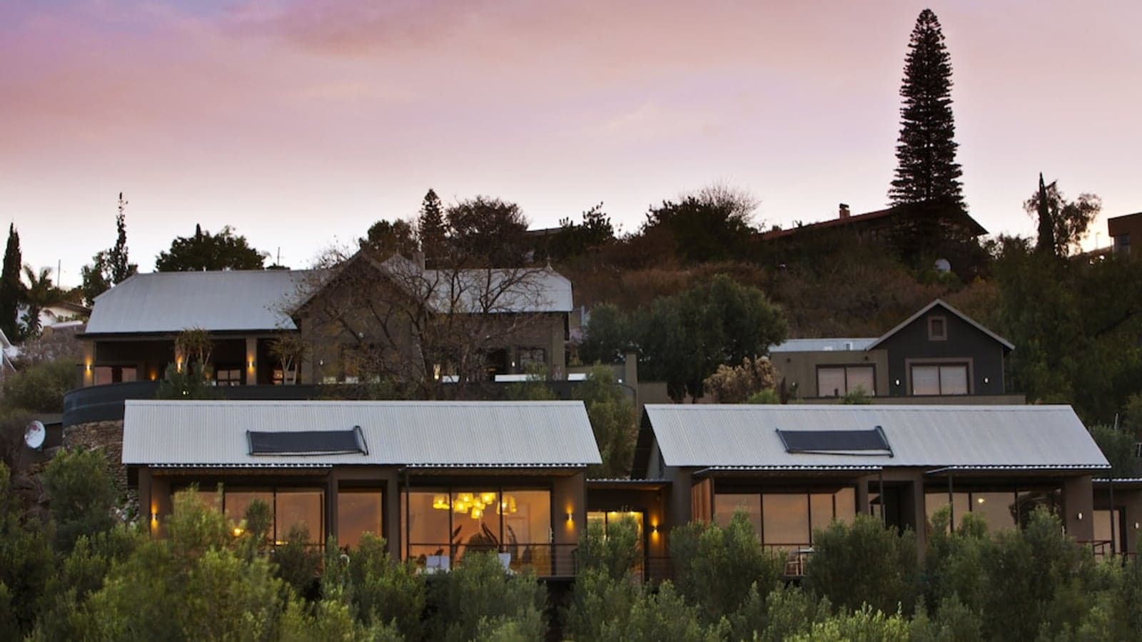 Suiten mit Blick über Windhoek bei Abenddämmerung, The Olive Exclusive