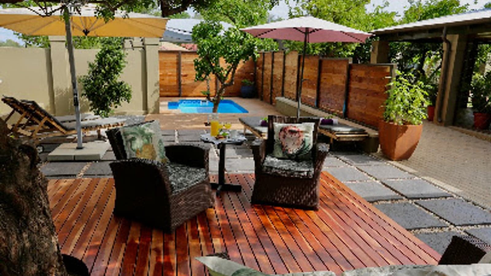 Het zwembad en de tuinterras bij Villa Violet, Windhoek